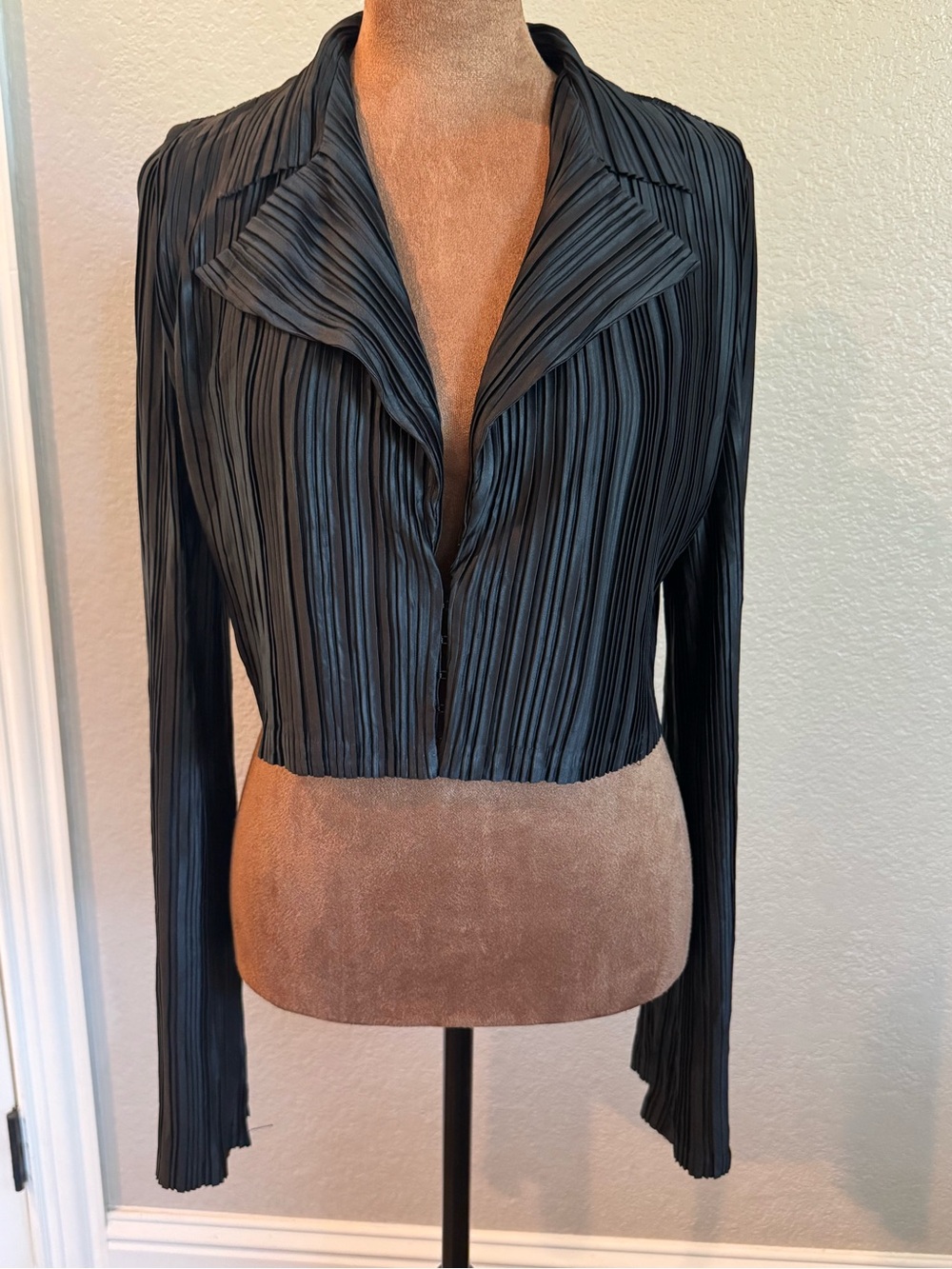Manière De Voir Black Pleated Cropped Satin Jacket Blazer US 2